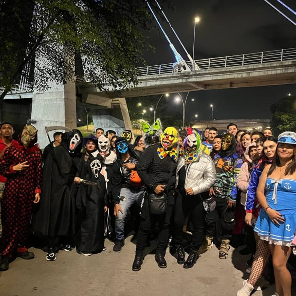 Grúas, cepos y alféreces: el combo que busca frenar caravanas de Halloween en Bucaramanga
