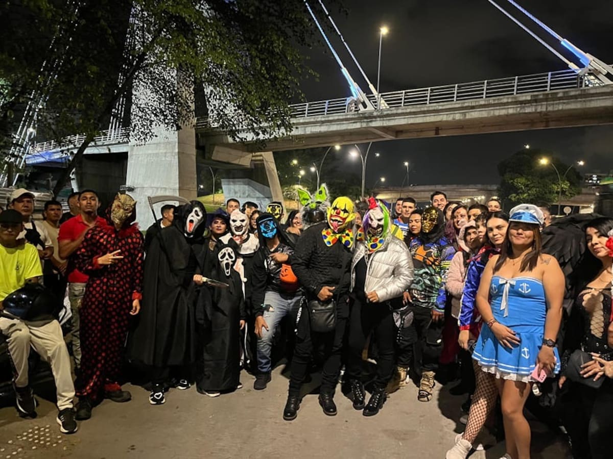 Grúas, cepos y alféreces: el combo que busca frenar caravanas de Halloween en Bucaramanga