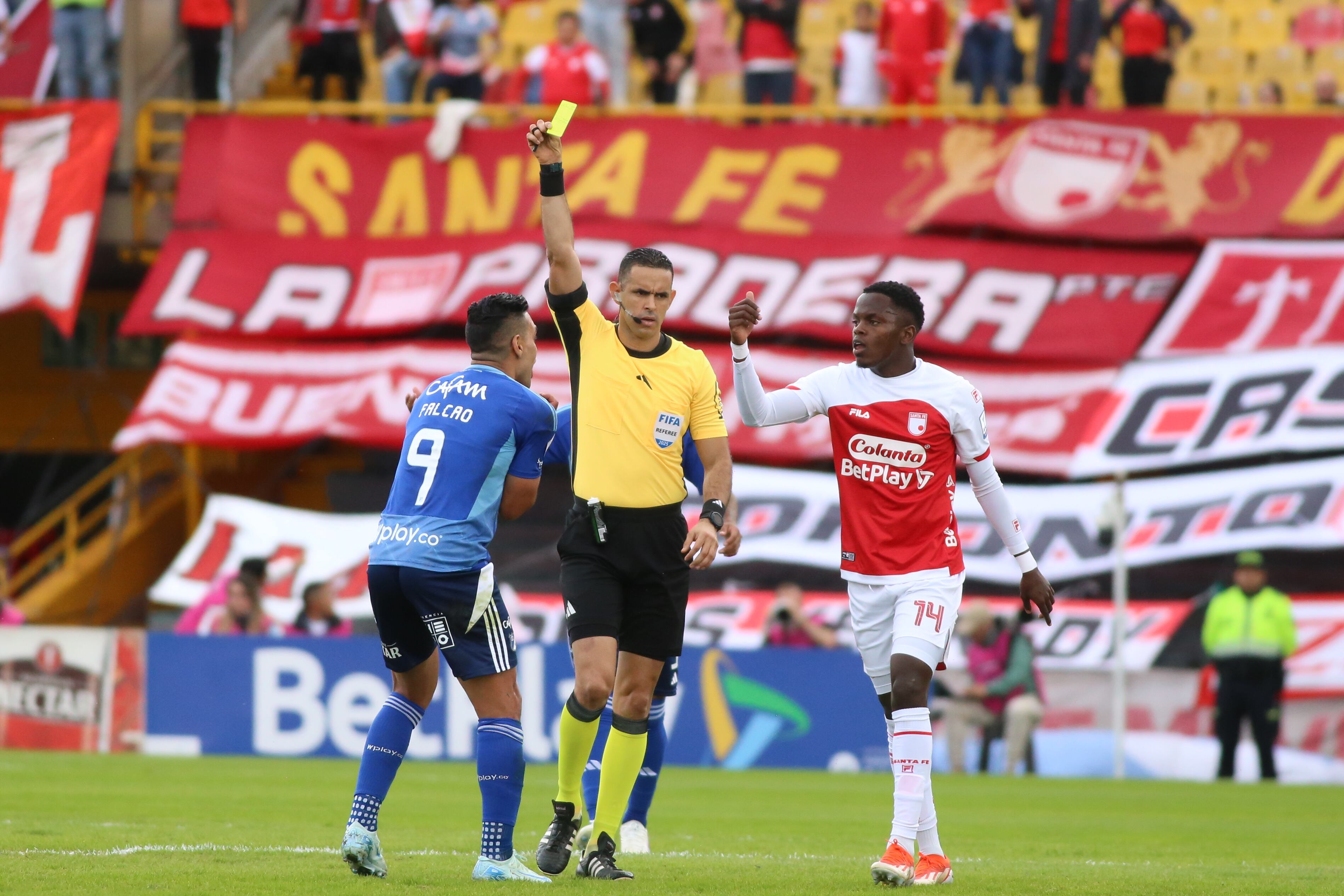 Reconocidos árbitros en Colombia no pasaron pruebas físicas y la Comisión tomaría polémica decisión. (Photo by Daniel Garzon Herazo/NurPhoto via Getty Images)