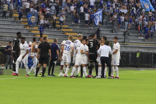 Los jugadores de Millonarios tras la suspensión del partido ante el Tolima / Colprensa.