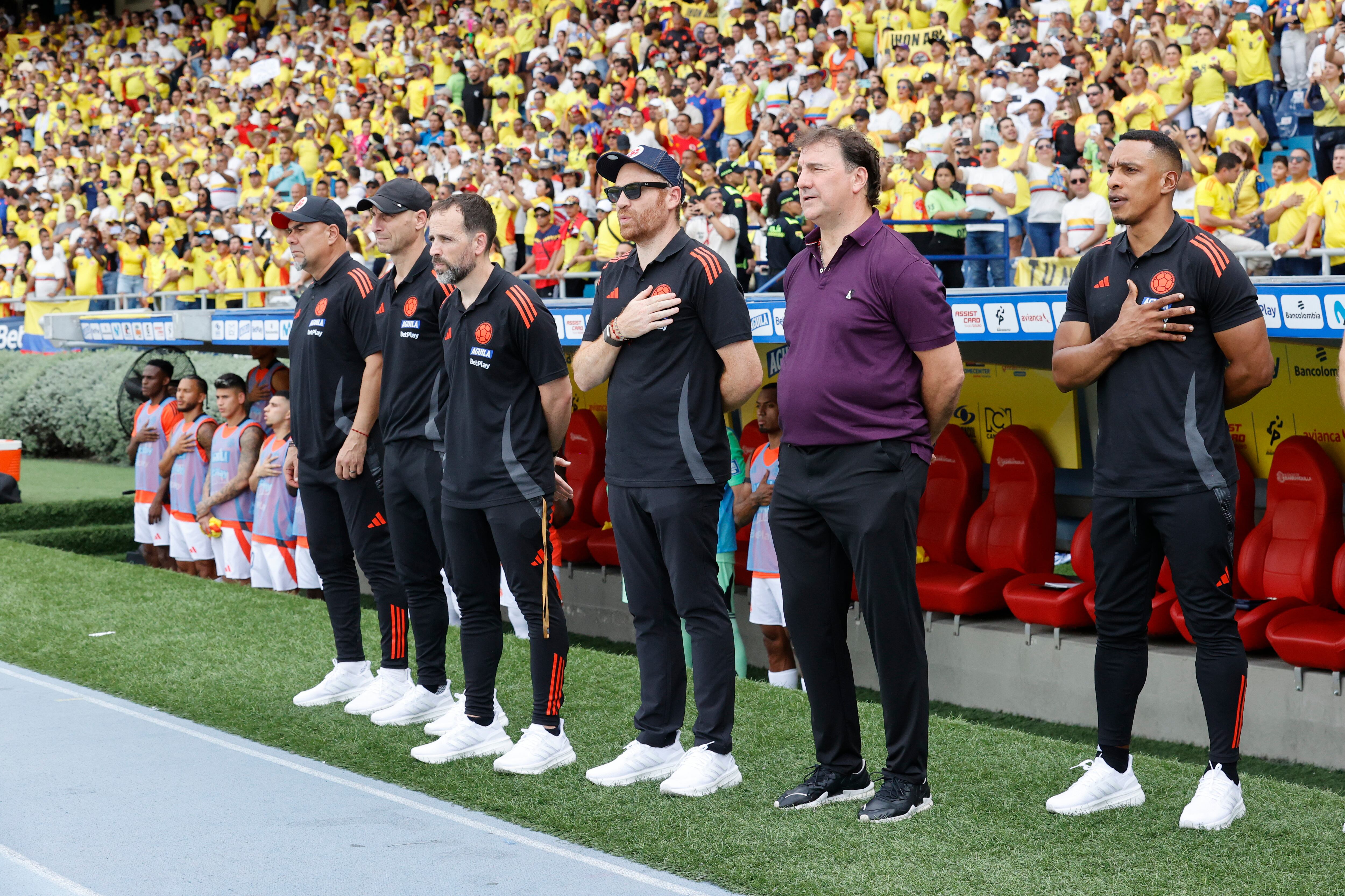 El seleccionador de Colombia Néstor Lorenzo (2d) reacciona este viernes, en un partido por las eliminatorias sudamericanas para el Mundial 2026 entre las selecciones de Colombia y Perú en el estadio Metropolitano en Barranquilla (Colombia). EFE/Mauricio Dueñas Castañeda
