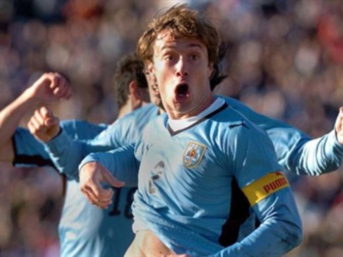 Uruguay derrota de visita a Costa Rica y pone un pie en el Mundial