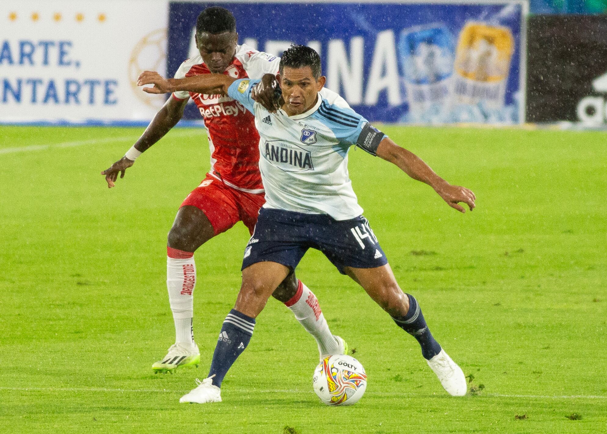 David Mackalister Silva en el clásico entre Millonarios e Independiente Santa Fe.  (Photo by Daniel Garzon Herazo/NurPhoto via Getty Images)
