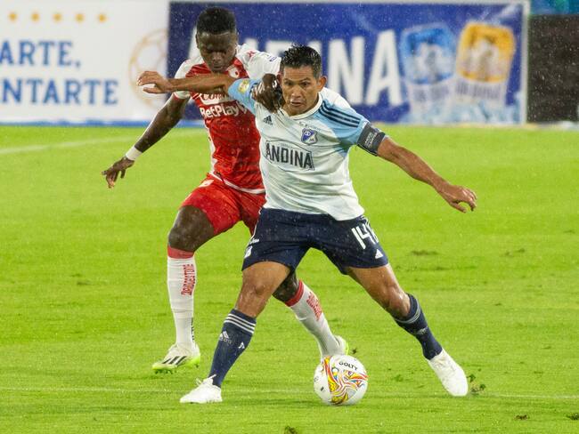 David Mackalister Silva en el clásico entre Millonarios e Independiente Santa Fe.  (Photo by Daniel Garzon Herazo/NurPhoto via Getty Images)