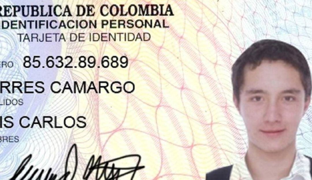 Entre los documentos se encuentran tarjetas de identidad y cédulas. 