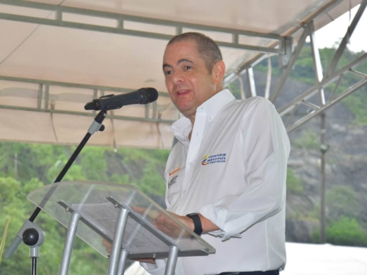Incremento en tasas de interés afecta compra de viviendas y construcción de autopistas: Vargas Lleras