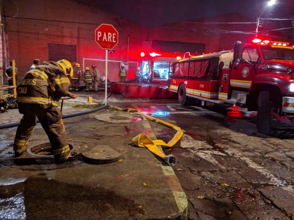 Incendio destruyó fábrica de colchones en el oriente de Cali