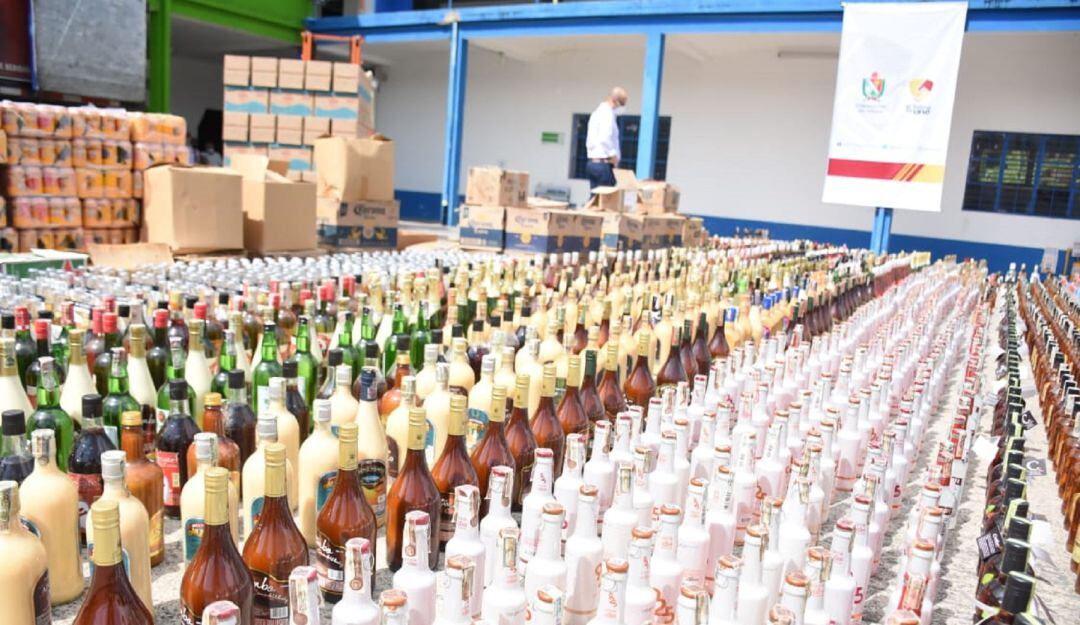 El licor fue destruido por las autoridades. 