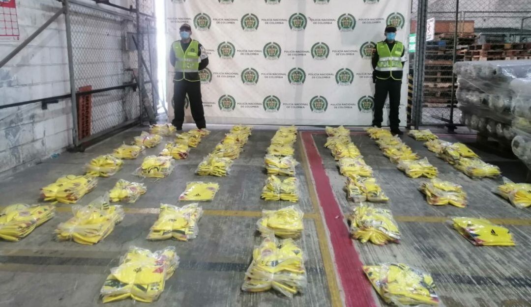 Camisetas de la Selección Colombia decomisadas por la Policía.