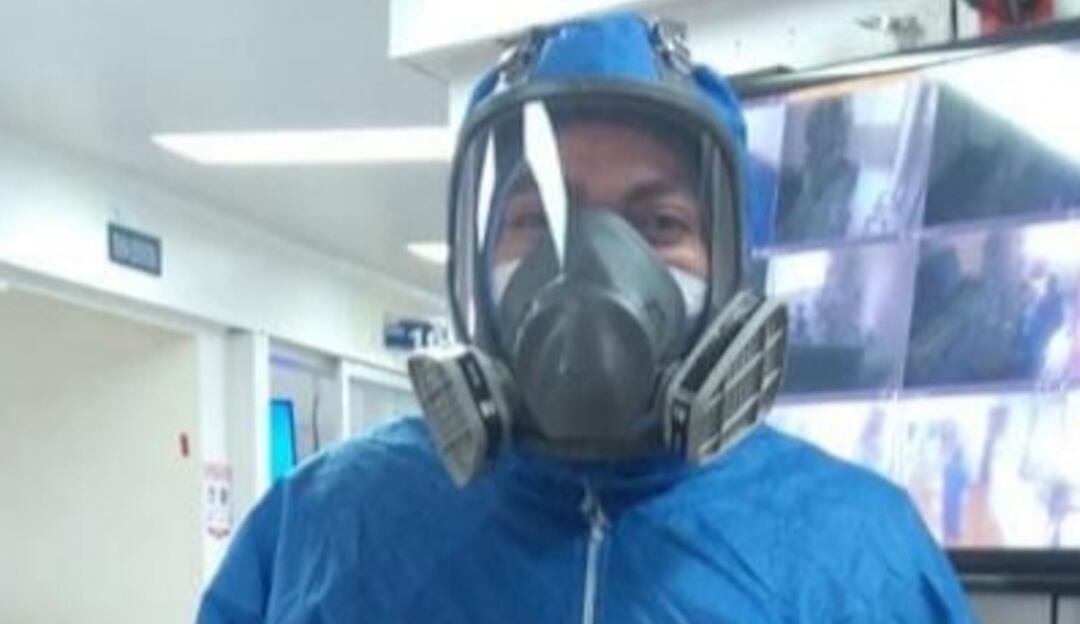 Dice que es difícil ver a las familias separarse porque quizás no van a volver a ver a sus seres queridos por la situación de la pandemia.