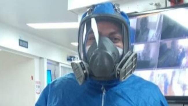 Dice que es difícil ver a las familias separarse porque quizás no van a volver a ver a sus seres queridos por la situación de la pandemia.