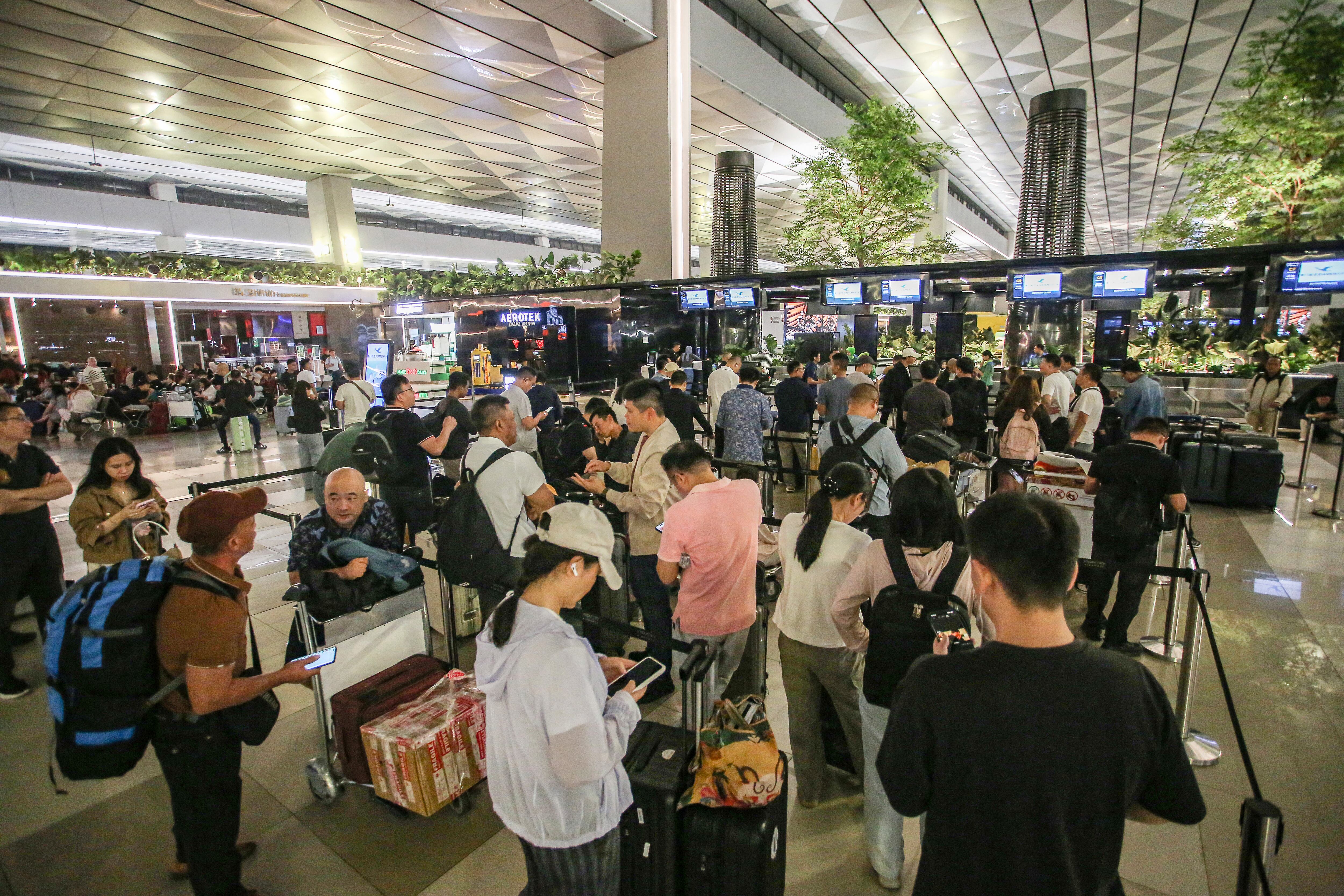 Stranded passengers wait at a terminal of Soekarno-Hatta Airport in Tangerang on September 6, 2026. The Airport has been temporarily closed to all flight operations due to ash spewing from the Anak Krakatoa volcano. (Photo by Syarief Akbar / AFP) / �The erroneous mention[s] appearing in the metadata of this photo has been modified in AFP systems in the following manner: corrects byline to [Syarief Akbar]. Please immediately remove the erroneous mention[s] from all your online services and delete it (them) from your servers. If you have been authorized by AFP to distribute it (them) to third parties, please ensure that the same actions are carried out by them. Failure to promptly comply with these instructions will entail liability on your part for any continued or post notification usage. Therefore we thank you very much for all your attention and prompt action. We are sorry for the inconvenience this notification may cause and remain at your disposal for any further information you may require.�
