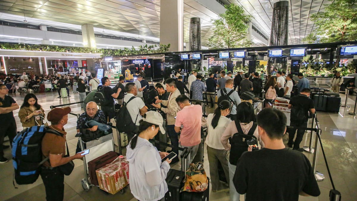 Indonesia cierra ocho aeropuertos por erupción volcánica, 150.000 pasajeros varados