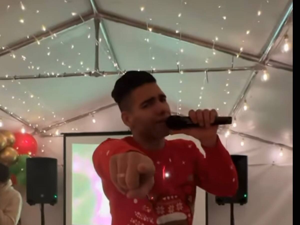 Falcao se prueba en el canto durante las fiestas navideñas con su familia