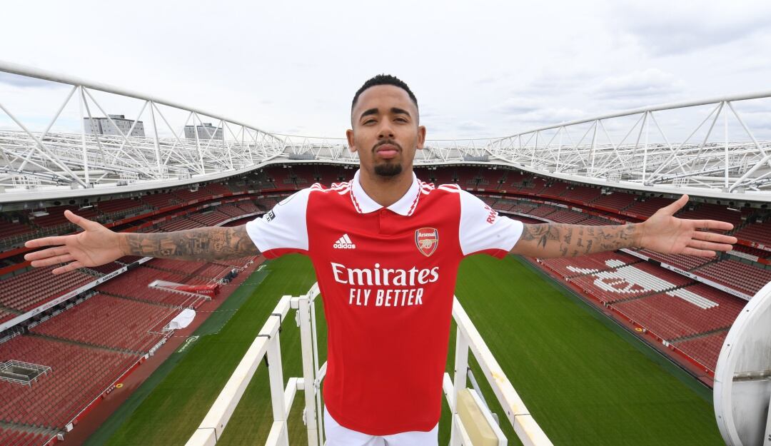 Gabriel Jesus ya luce la camiesta del Arsenal desde el Emirates Stadium.