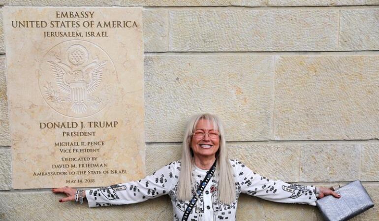 Miriam Ochsorn, esposa del magnate multimillonario estadounidense Sheldon Adelson, posa junto a una placa conmemorativa durante la ceremonia de inauguración de la embajada estadounidense en Arnona, Jerusalén, Israel, el 14 de mayo del 2018