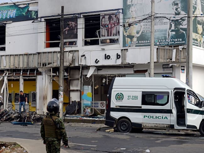 AME3476. JAMUNDÍ (COLOMBIA), 12/06/2024.- Investigadores de la policía colombiana recogen evidencias luego de una explosión este miércoles en Jamundí (Colombia). Un civil muerto y al menos dos policías heridos dejaron este miércoles tres ataques en los municipios colombianos de Jamundí, aledaño a Cali, y en Cajibío, en el convulso departamento del Cauca (suroeste), zonas donde opera la principal disidencia de las antiguas FARC. EFE/Ernesto Guzmán Jr.
