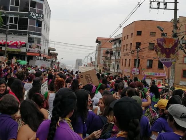 Mujeres de Medellín conmemoran su día con marcha por sus derechos