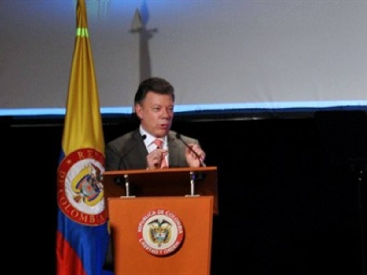 Santos justifica restablecimiento de relaciones con Venezuela tras críticas de Uribe