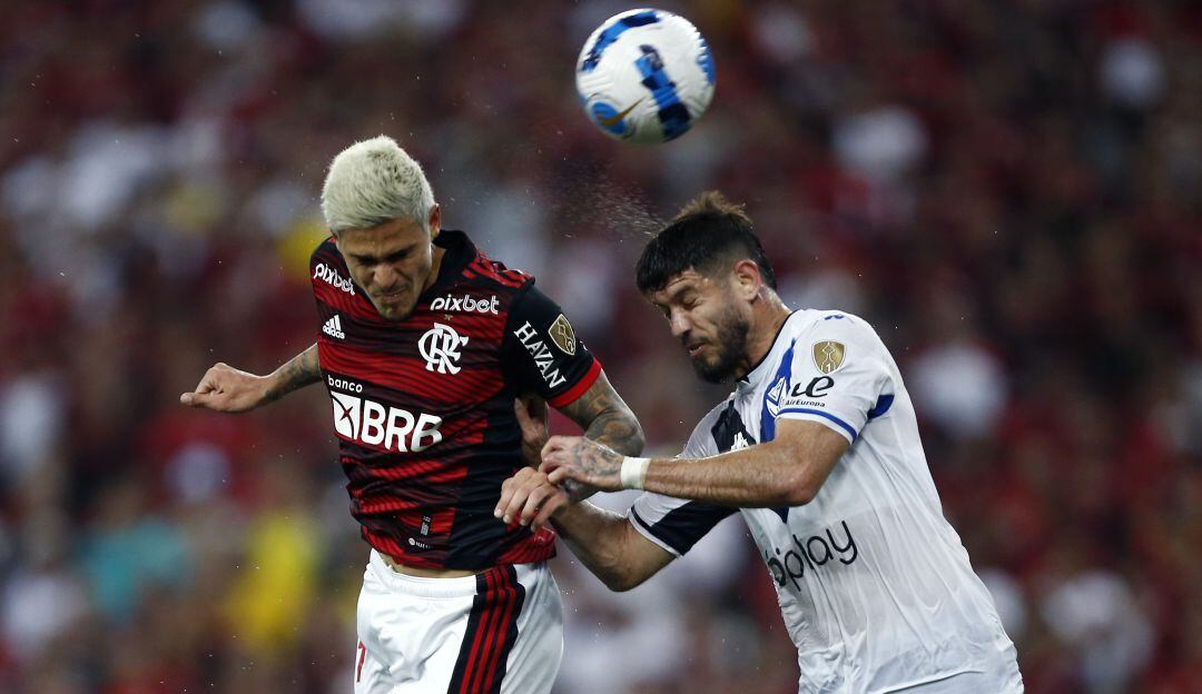 Pedro disputando un balón con Matías de Los Santos en la Copa Libertadores.