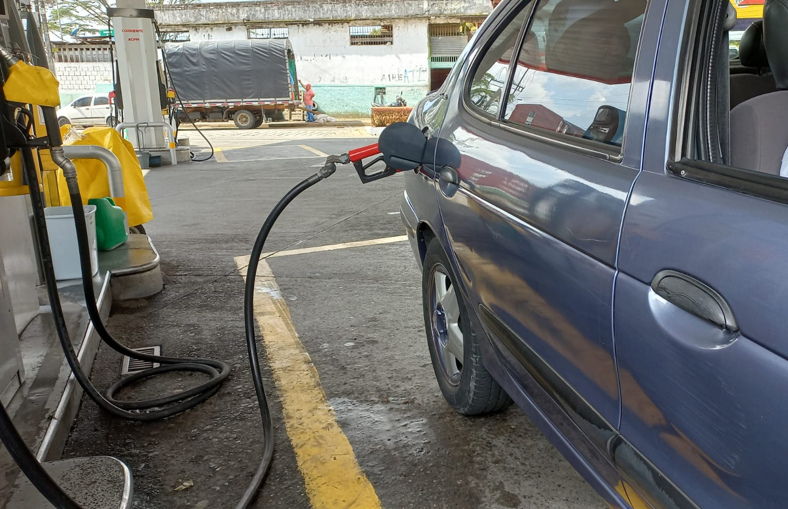 Difícil situación viven en la frontera venezolana para abastecerse de combustible