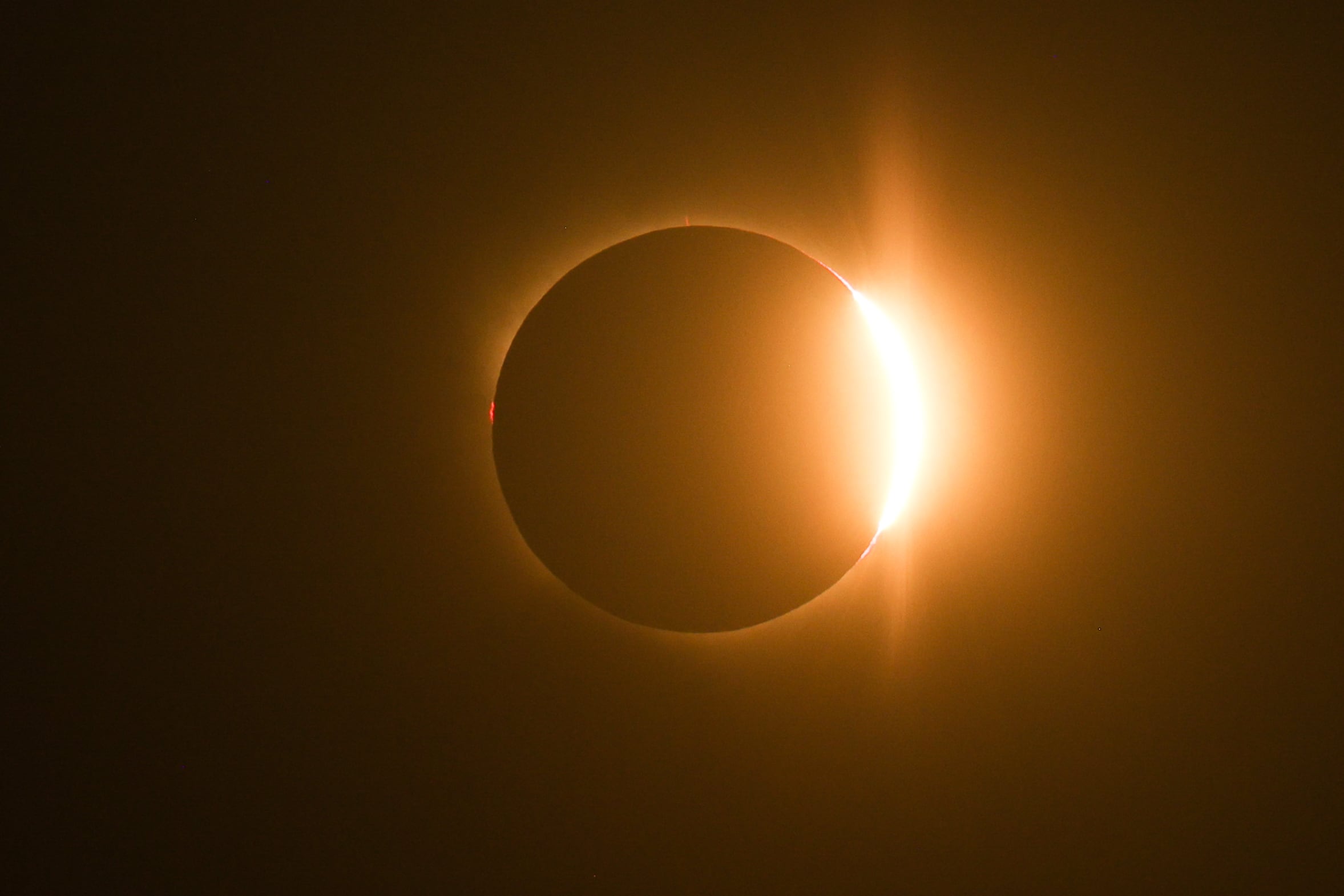 Vista del Sol durante el eclipse solar total en Zaragoza, España, (Photo by Jakub Porzycki/NurPhoto via Getty Images)