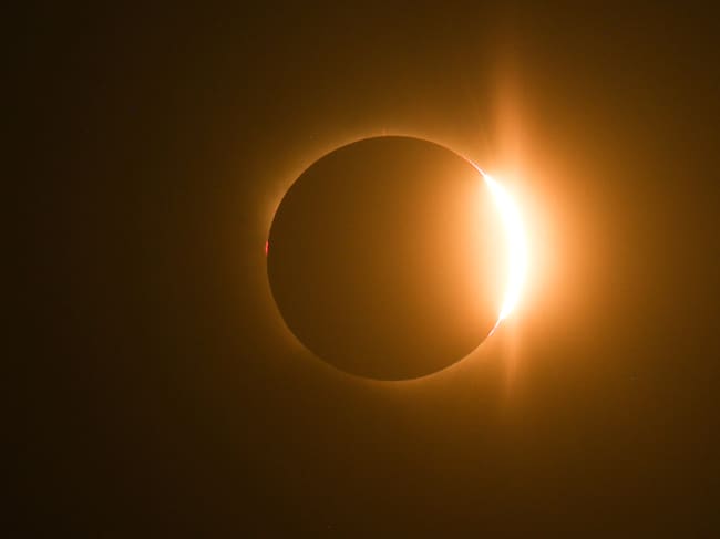 Vista del Sol durante el eclipse solar total en Zaragoza, España, (Photo by Jakub Porzycki/NurPhoto via Getty Images)