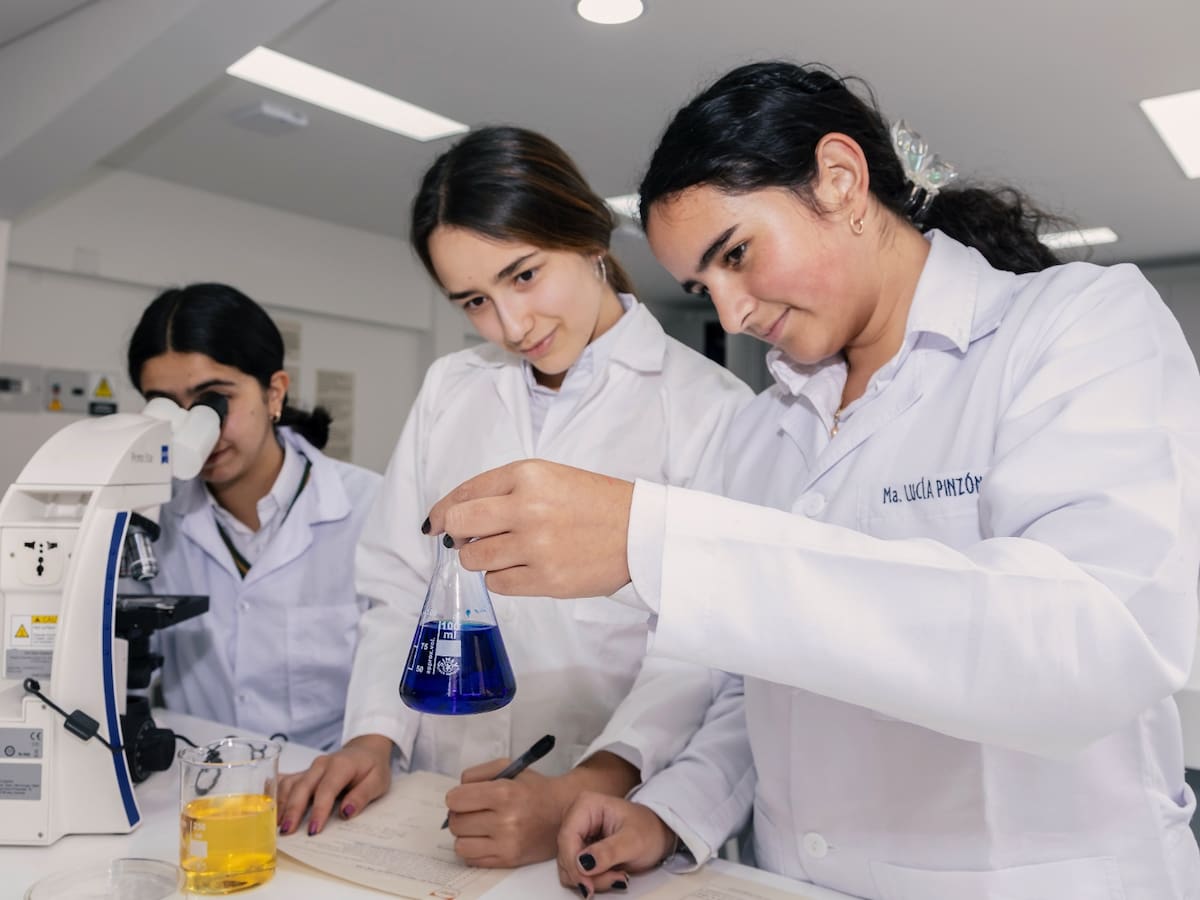 Solo el 30 % de líderes en investigación son mujeres