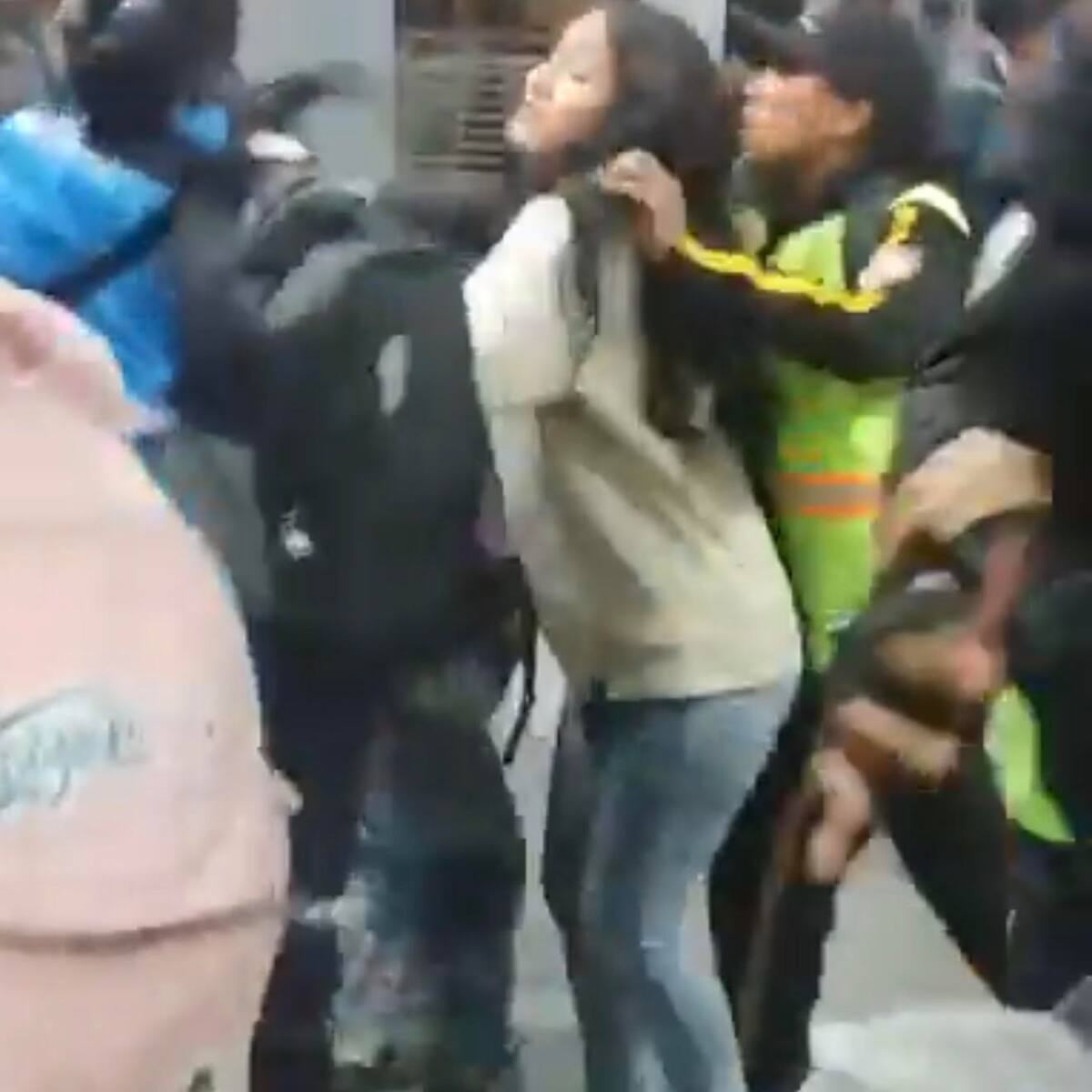 Nueva agresión en TransMilenio: usuarios se enfrentan a guardas de seguridad