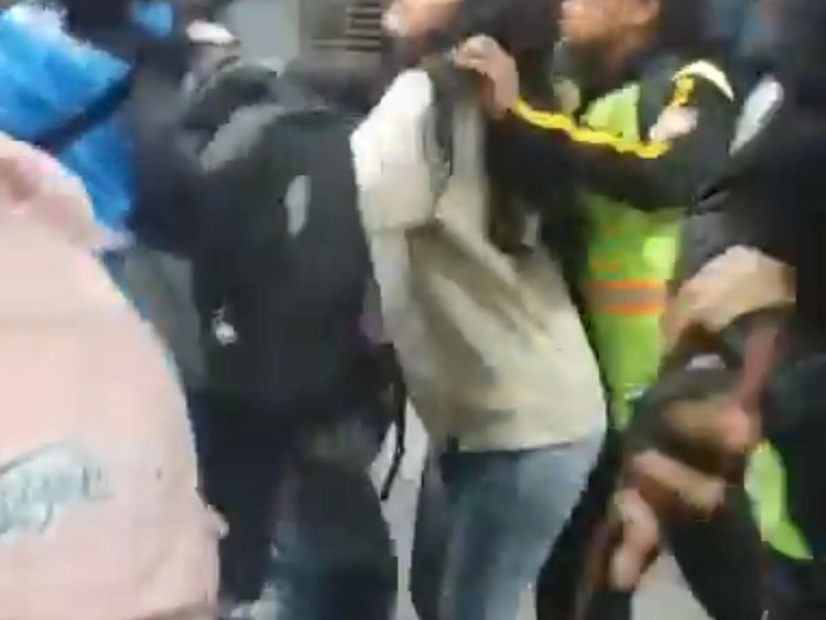 Nueva agresión en TransMilenio: usuarios se enfrentan a guardas de seguridad