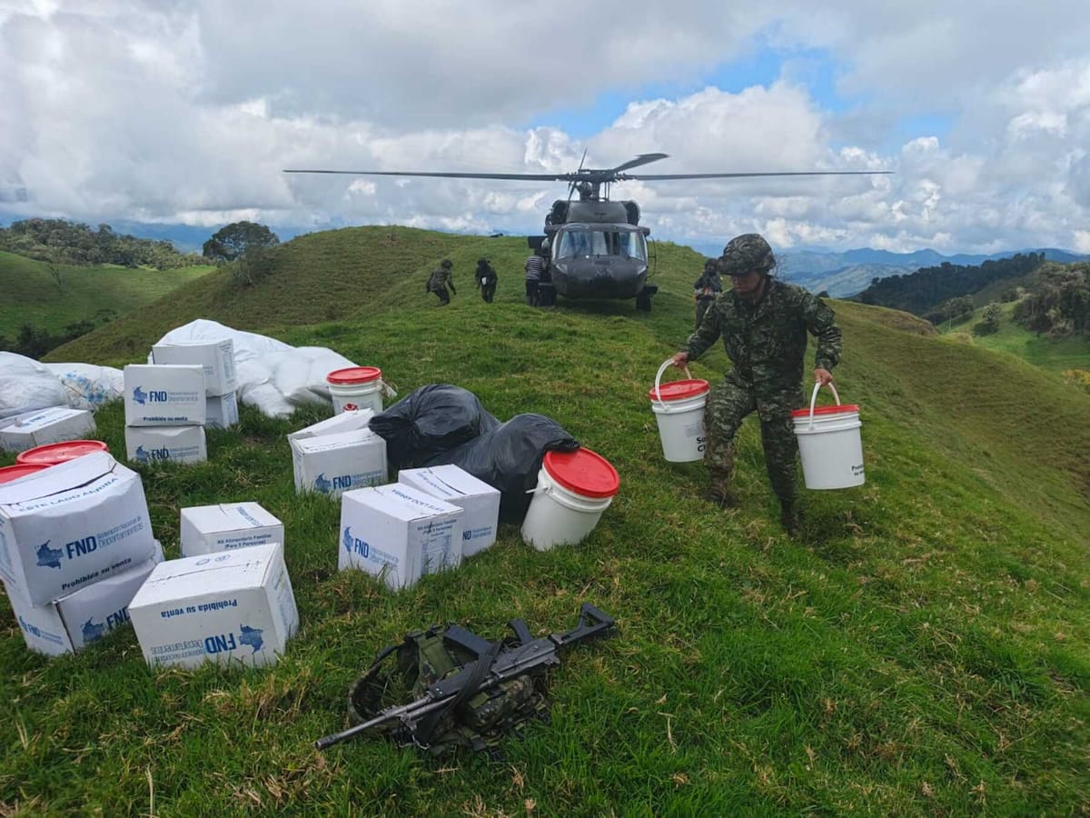 En helicóptero llevan ayudas a las familias damnificadas por una avalancha en Villahermosa, Tolima