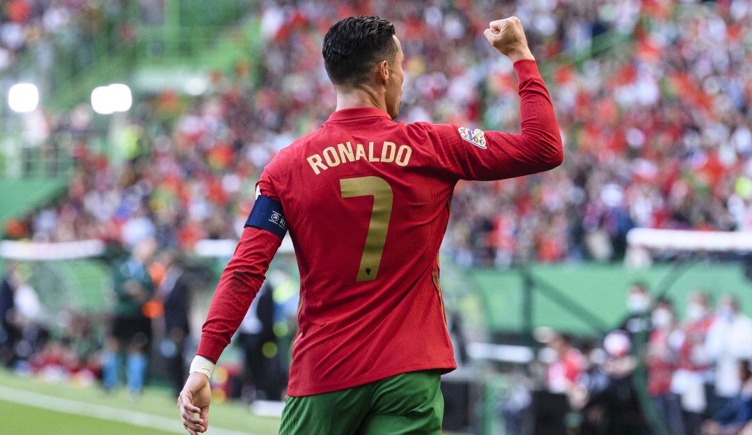 Cristiano Ronaldo festeja uno de sus dos goles con Portugal.
