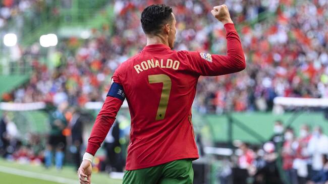 Cristiano Ronaldo festeja uno de sus dos goles con Portugal.