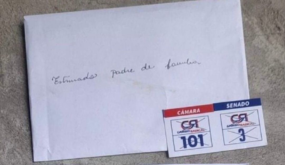 Sobre con instrucciones de cómo y por quién votar