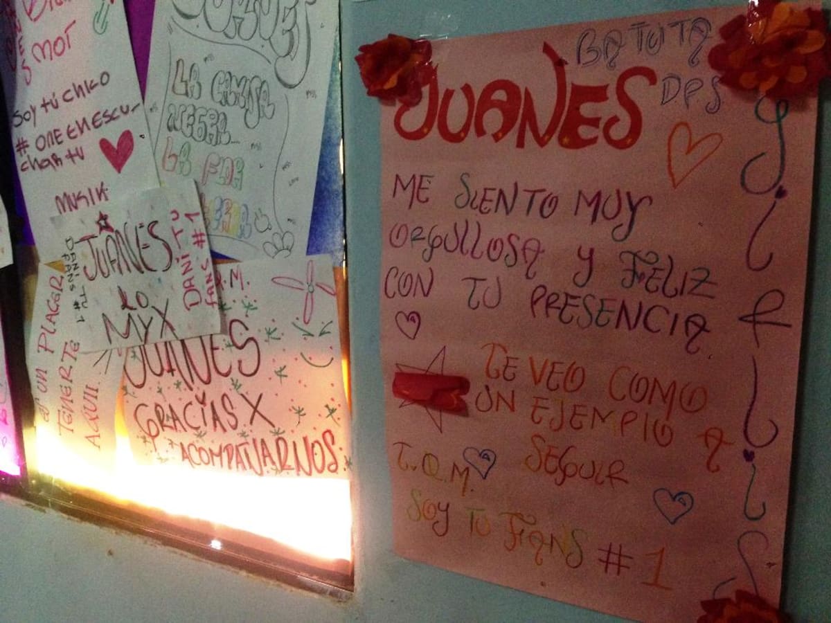 La tradicional elaboración de carteleras por una vez no estuvo dedicada a tareas del colegio, sino a mostrar cariño y admiración por el cantante.