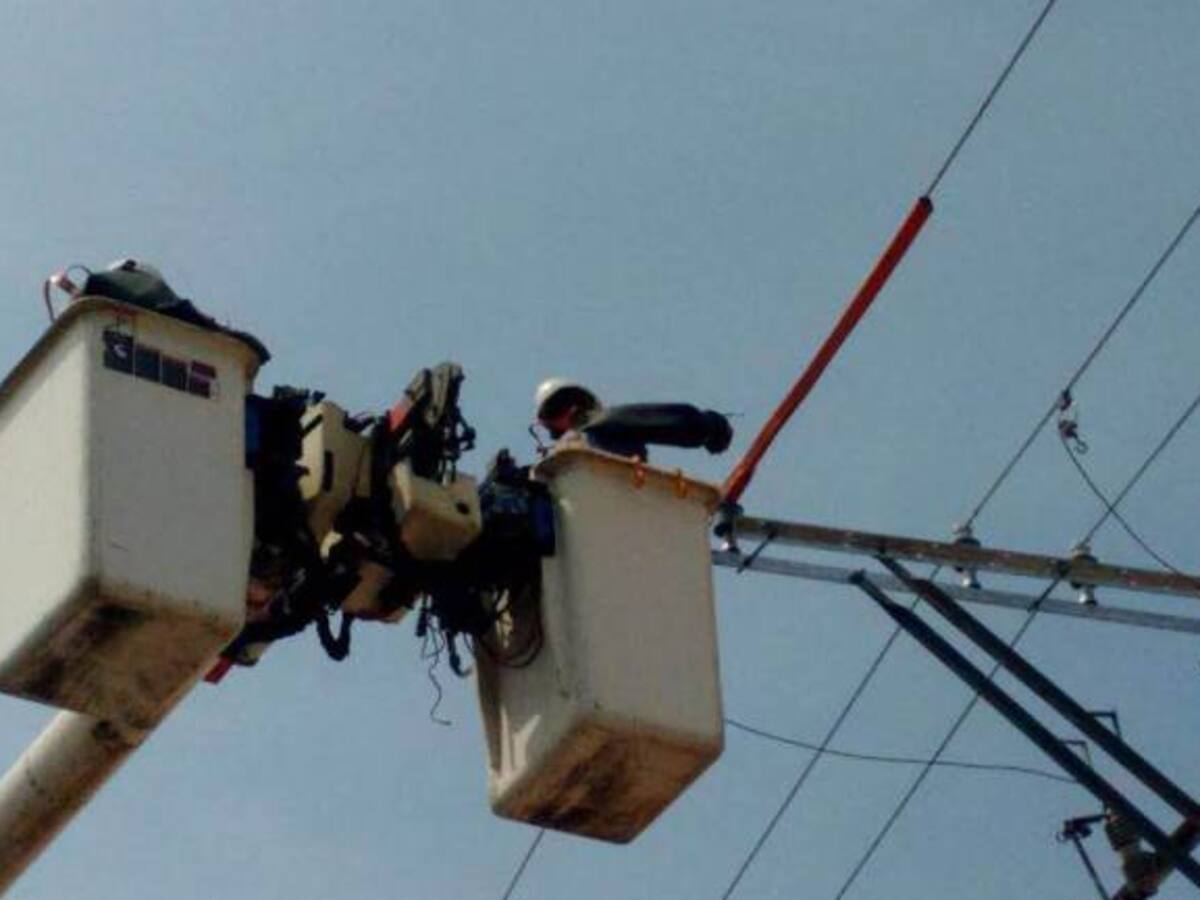 Realizan trabajos de fortalecimiento de red eléctrica en zona costera