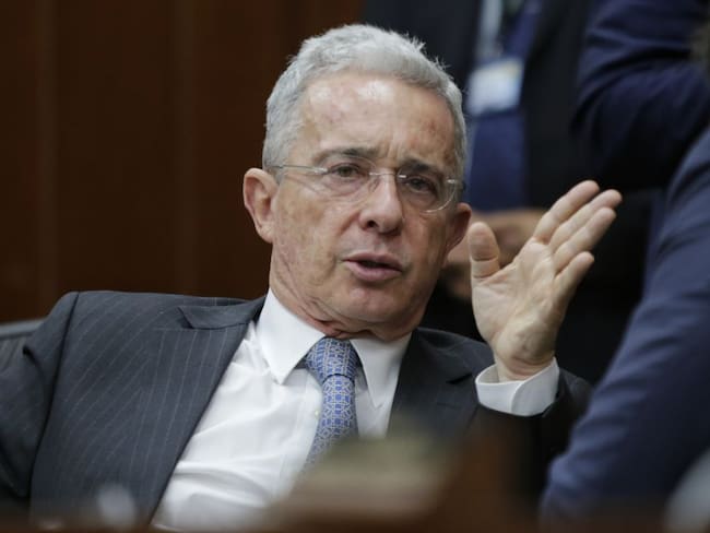 El contrato de Uribe para hacer lobby y contar su versión en EE.UU.