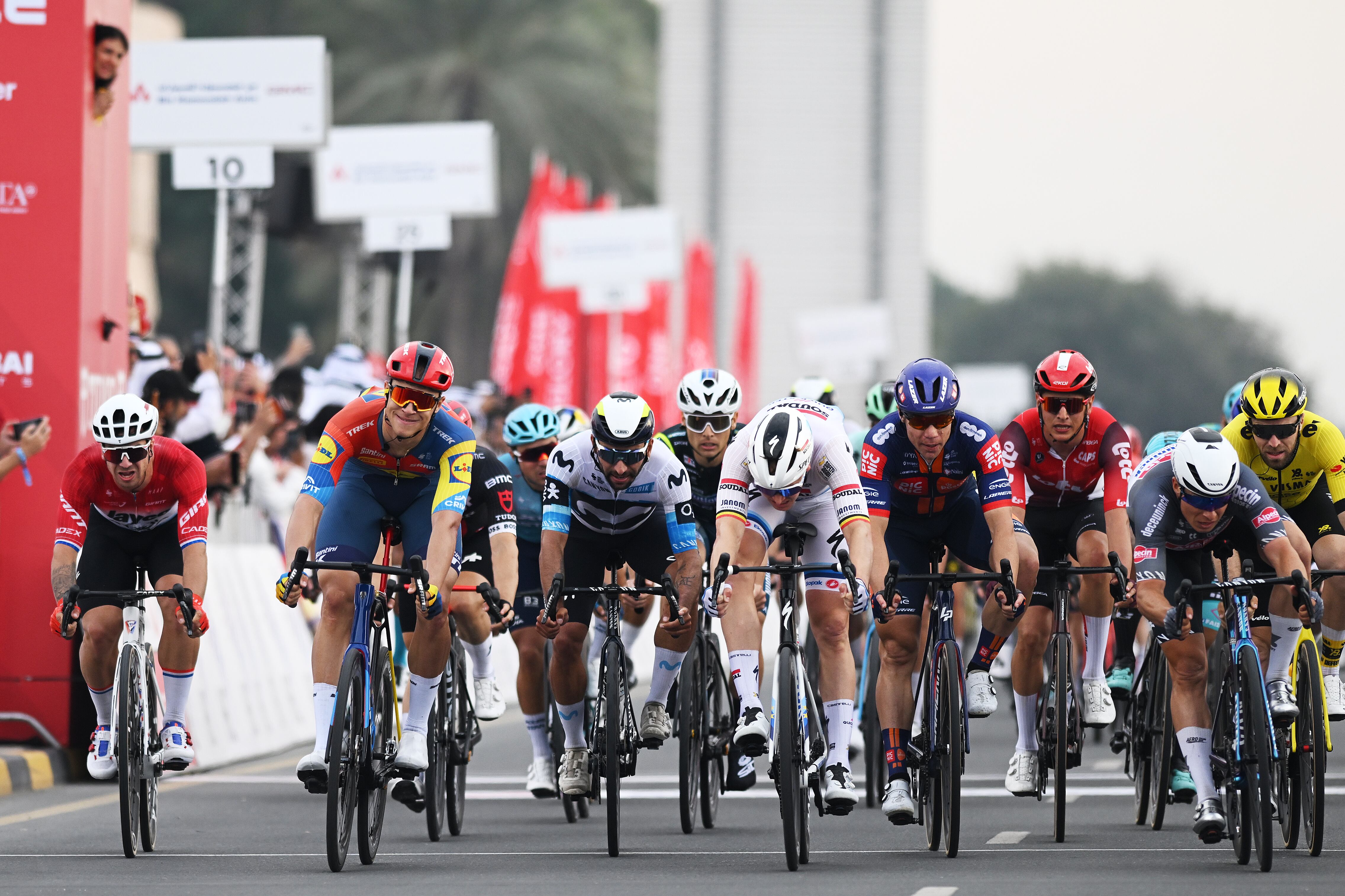 Apretado cierre de la cuarta etapa del UAE Tour. Fernando Gaviria estuvo entre los líderes. (Photo by Dario Belingheri/Getty Images)