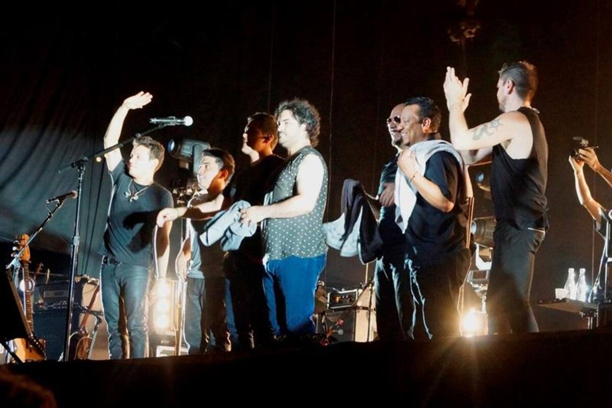 Antes de finalizar su gira, Juanes presentó a su banda, conformada en su mayoría por colombianos. También hacen parte de ella un venezolano y un dominicano.