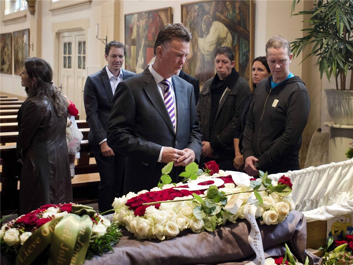 Louis van Gaal asiste al entierro de Gerrie Muhren