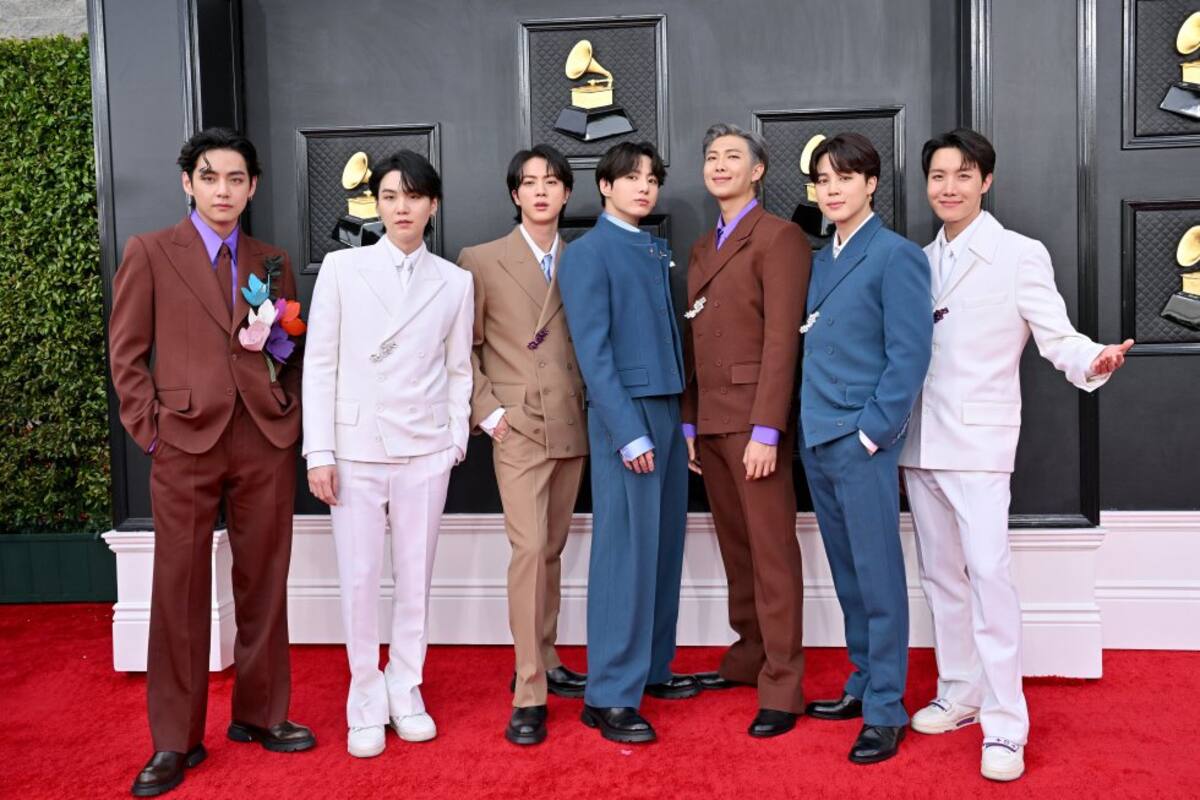 Bangtan en la alfombra roja de la edición número 64 de los premios Grammy.