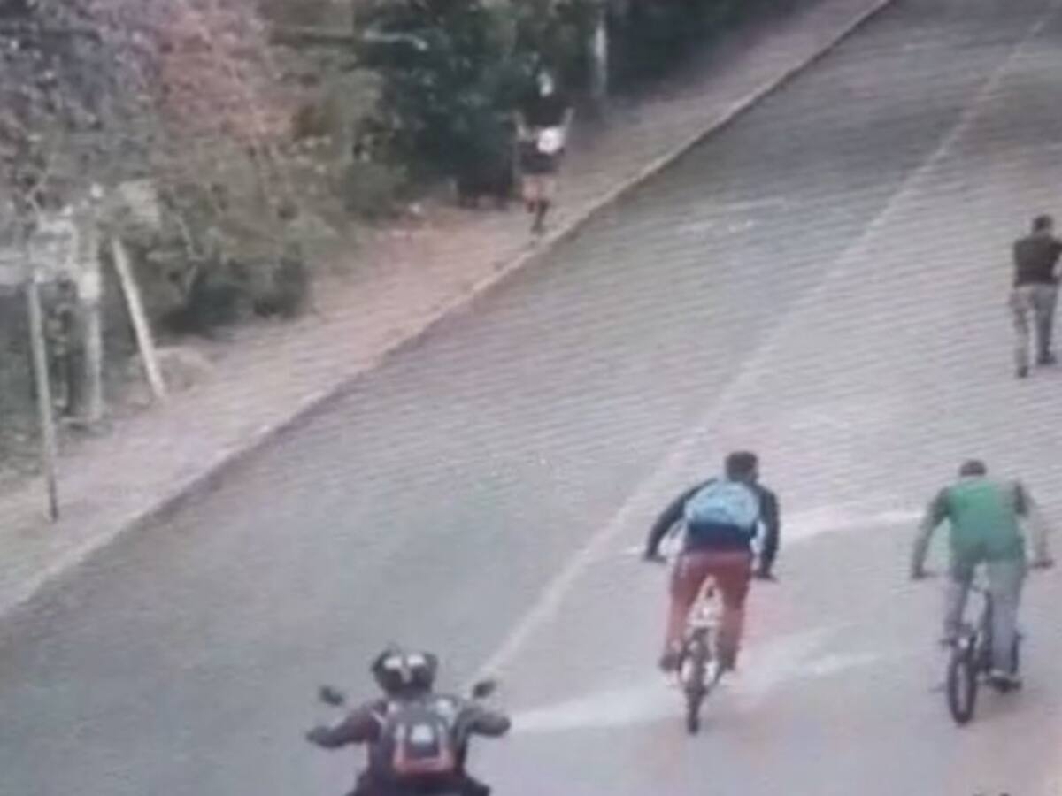 VIDEO: Policía identifica taxi usado en fuga de atracador