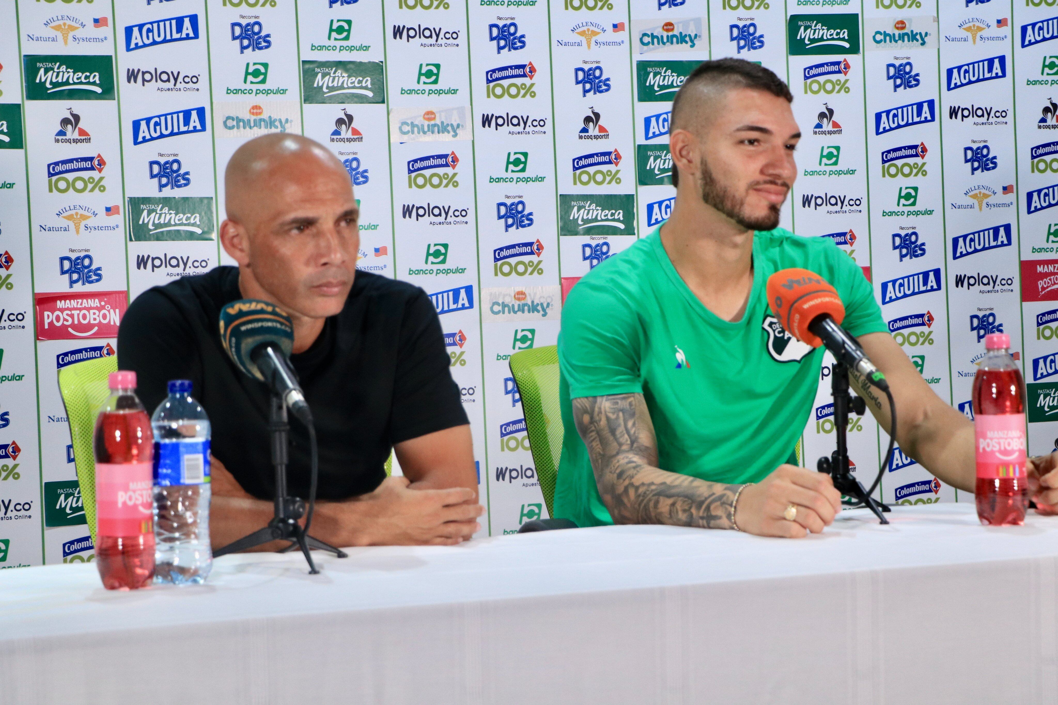 Mayer Candelo, durante una rueda de prensa como técnico del Cali / @asodeporcali.