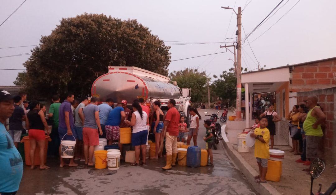 Habitantes afectados con el servicio, teniendo que almacenar agua de carrotanques 