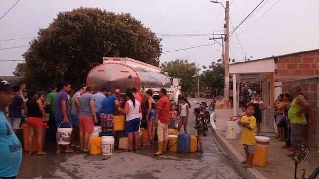 Habitantes afectados con el servicio, teniendo que almacenar agua de carrotanques