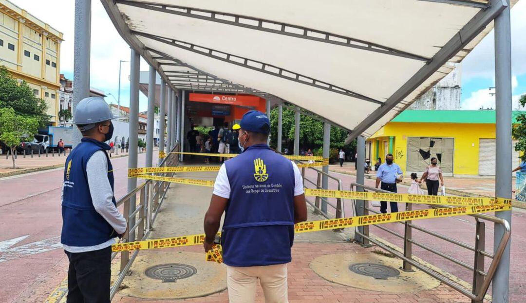 Una parte de la pérgola que está al ingreso del vagón B de la estación Centro de Transcaribe se desprendió de la estructura 
