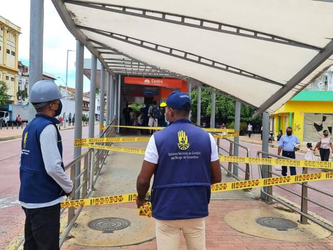 Una parte de la pérgola que está al ingreso del vagón B de la estación Centro de Transcaribe se desprendió de la estructura