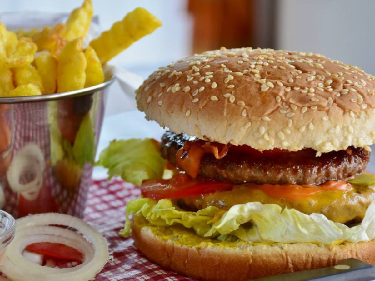 A esto se expone si abusa de la comida rápida en el confinamiento