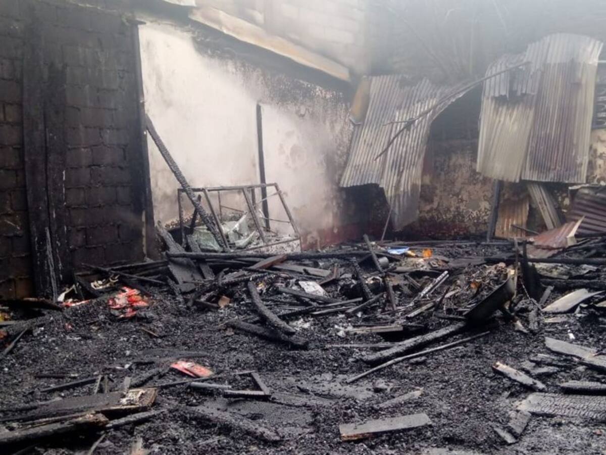 Incendio arrasó con dos locales comerciales en Villahermosa, Tolima