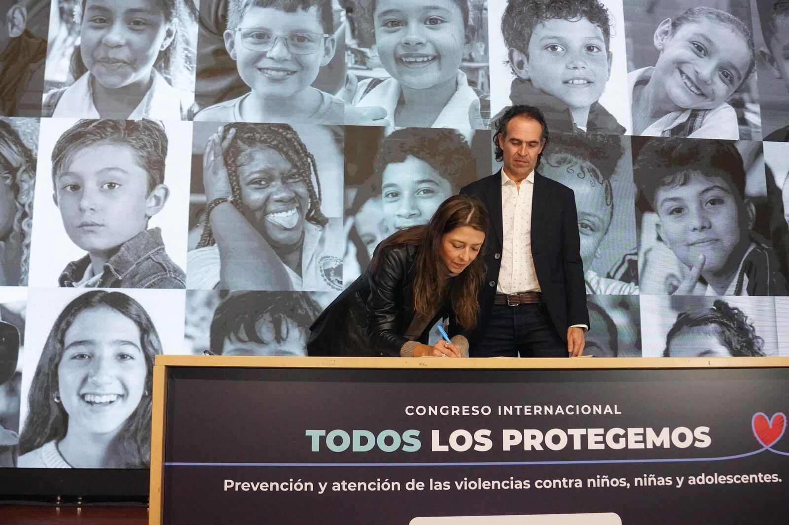 Firma de la Declaratoria Medellín contra la explotación y el abuso sexual infantil. Foto: Alcaldía de Medellín